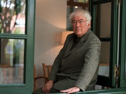 The Irish poet Seamus Heaney, who won the Nobel Prize for Literature in 1995, photographed on a visit to Madrid in 2003.
