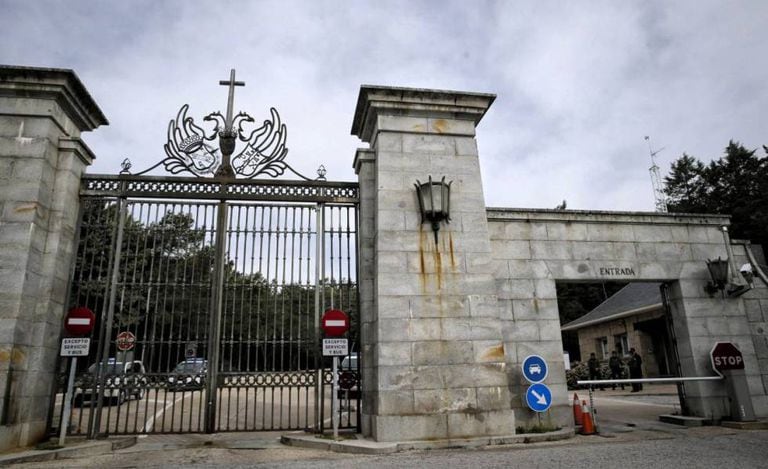 Portalón principal de entrada al recinto monumental del Valle de los Caídos.