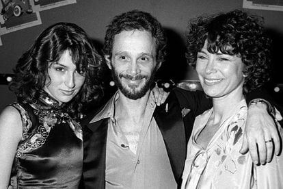 Jennifer Grey poses with her parents, Joel and Jo, at a 1979 premiere.