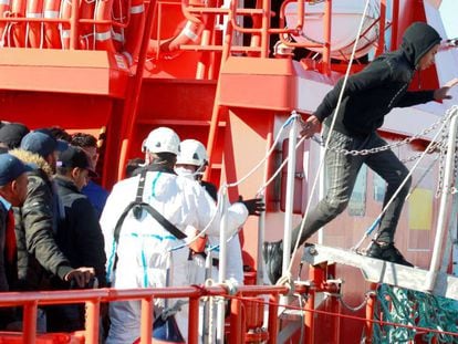 Migrants disembark from a boat in San Roque (Cádiz).