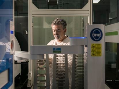 Israel Ramos, coordinator of the drug discovery platform at the Barcelona Institute for Biomedical Research (Instituto de Investigación Biomédica de Barcelona - IRB), operates a machine that analyzes molecules with therapeutic potential.