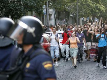 Residents of Lavapi&eacute;s confront a group of police on a raid in the central Madrid neighborhood.