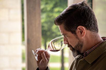 A prospective buyer samples wine at this year’s Semaine des Primeursin Bordeaux; image provided by the Deepix studio. 