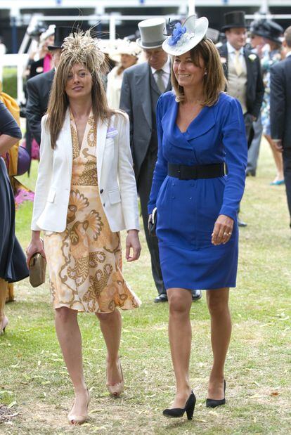  Kate Middleton’s mother Carole attended the 2010 edition of the Ascot horse races, a prized event in British society. Her outfit followed the code: a cocktail dress and the obligatory hat.