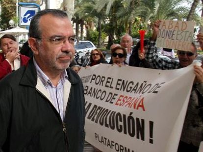 The ex-director-general of CAM, Roberto López Abad, is booed by protestors in Alicante.