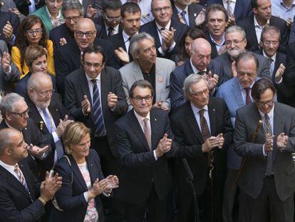Catalan premier Artur Mas surrounded by mayors at an event to support the November 9 vote.