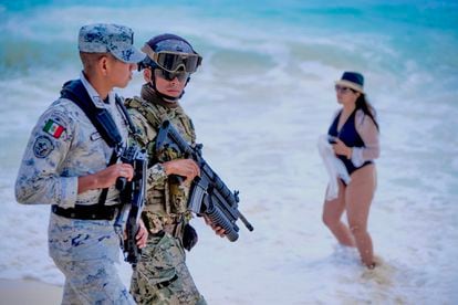 Soldiers patrol a Cancún (Mexico) beach
