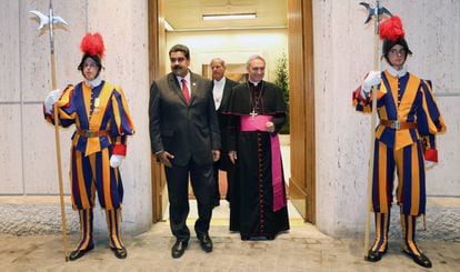 Nicolás Maduro heads to a meeting with Pope Francis.