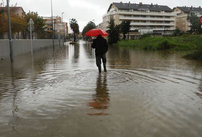 While the gota fría – or “cold drop,” a term used to describe a sudden fall in temperatures along the east coast caused by the arrival of very cold polar air – is “typical” of Spanish falls in the Mediterranean, AEMET says a drop of this intensity has not occurred since October 2008. In this photo, a man wades through a flooded street in Dénia in Alicante.