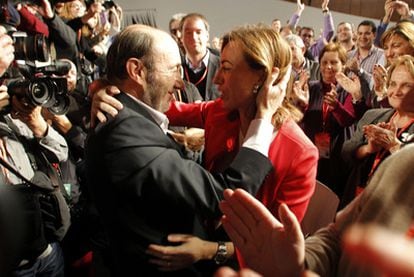 Rubalcaba hugs Carme Chacón after the results of the leadership contest.