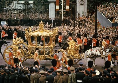 The four-ton royal gold carriage was the centerpiece of the coronation. The carriage is a symbol of the past wealth and glory of the former British Empire. Elizabeth II used it for the last time last summer during the Platinum Jubilee.