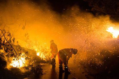 The flames are advancing uncontrollably, threatening homes in Pontevedra, Ourense and Lugo provinces.