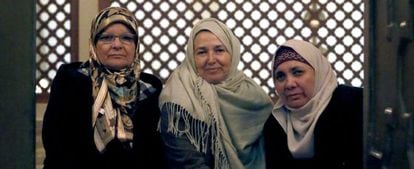 From left to right: María Antonia, Consuelo and Ángeles in a Madrid mosque.