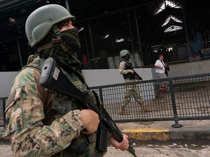 A group of soldiers patrol the Caraguay Municipal Market, in the south of Guayaquil.