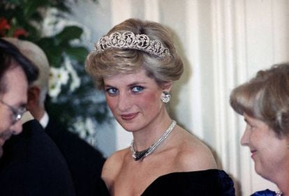 Out of her jewelry collection, if there was one piece that Diana of Wales looked particularly good in, it was the Spencer tiara, named after herself. It had belonged to her family since 1919 and she wore her to all the most important events, including her wedding to Charles. Above, a visit to the German city of Bonn in 1987. The tiara was on display in June at Sotheby's in London as part of the celebrations for the 70th anniversary of Elizabeth II's reign. It will be inherited by her granddaughter Charlotte, William's second daughter.