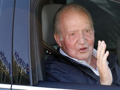King Juan Carlos waves on his exit from the Hospital Universitario Quir&oacute;n de Madrid on Monday.