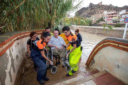 Civil Protection volunteers move a man on Thursday in the Murcia town of Blanca.