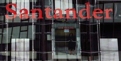 Exterior del edificio acristalado de la sede del Banco Santander en Londres