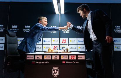 Kariakin and Carlsen greet each other in Stavanger at the start of a 2021 game.