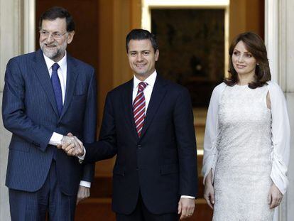 Prime Minister Mariano Rajoy (l) receives Mexican President-elect Enrique Pe&ntilde;a Nieto and his wife, Angelica Rivero.