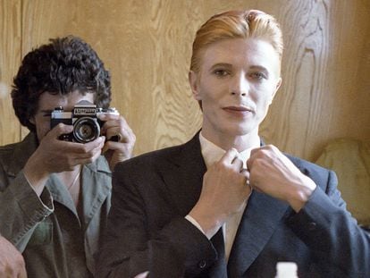 Geoff MacCormack photographs David Bowie in a mirror during the filming of ‘The Man Who Fell to Earth’