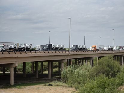 Trucks with goods wait to cross the U.S.-Mexico border between Laredo (Texas) and Colombia (Nuevo León).