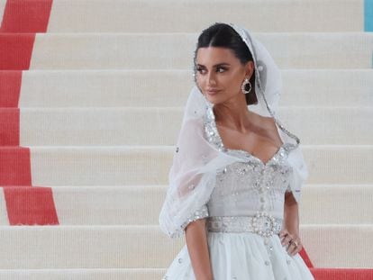 Penelope Cruz poses at the Met Gala, an annual fundraising gala held for the benefit of the Metropolitan Museum of Art's Costume Institute with this year's theme "Karl Lagerfeld: A Line of Beauty"