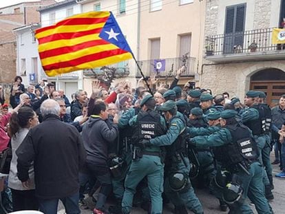 An image shared on Twitter that shows a group of Civil Guard officers pushing against voters, with a Catalan flag edited in.