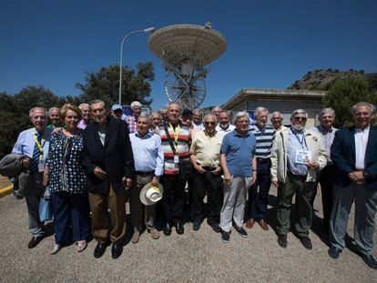 The Spaniards who took part in the NASA space programs pose in front of the Robledo de Chavela monitoring station.