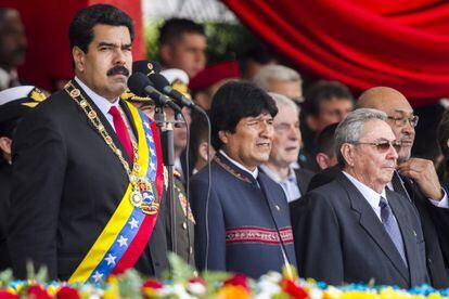 Nicolás Maduro (left) accompanied by Evo Morales and Raúl Castro (far right).