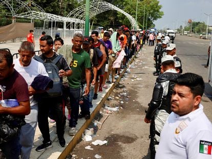 Members of the National Guard line up as migrants wait to board a truck to Tuxtla Gutiérrez, Chiapas State, on May 12, 2023.