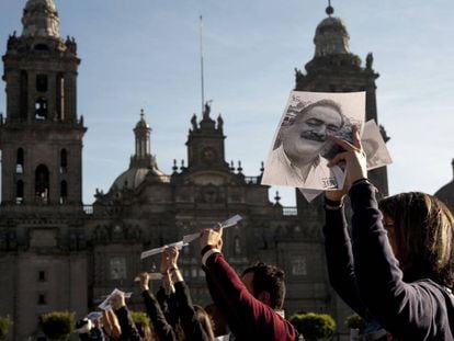 A group of journalists demonstrate against the assassination of Francisco Pacheco.