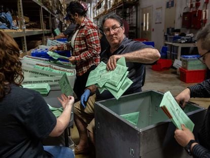 PHOENIX, ARIZONA - NOVEMBER 08: Election workers sort envelopes of ballots at the Maricopa County Tabulation and Election Center on November 08, 2022 in Phoenix, Arizona. After months of candidates campaigning, Americans voted in midterm elections to decide close races across the nation.   John Moore/Getty Images/AFP