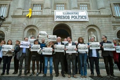 Separatist councilors in Barcelona demanding freedom for "political prisoners."