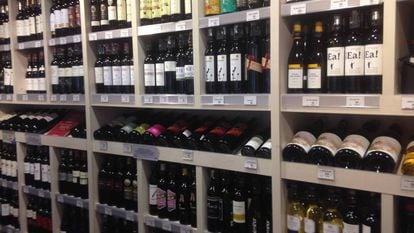 A well-stocked Spanish supermarket wine section.