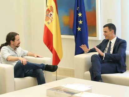 Pedro Sánchez (r) and Pablo Iglesias.