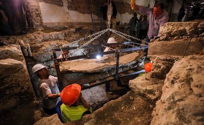 Workers remove the sarcophagus in Granada.