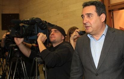 Sabadell Mayor Manuel Bustos (right), arriving at the press conference he called to claim his innocence of corruption allegations.