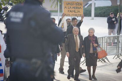Jordi Pujol and Marta Ferrusola arrive at the Barcelona courthouse.