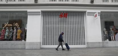 A closed H&M store on Madrid's Gran Vía.