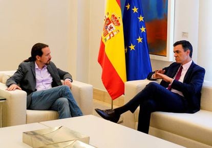 Podemos leader (l) Pablo Iglesias and acting Prime Minister Pedro Sánchez.