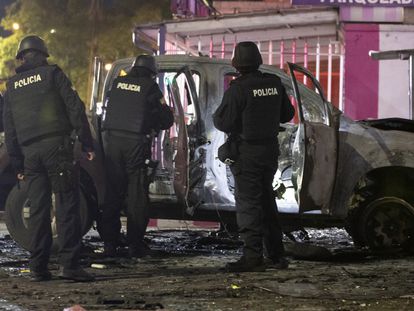 Police investigate a car bomb that exploded in Quito; October 2023.
