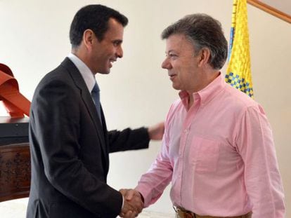 A photograph handed out by the Colombian presidency of the meeting between Juan Manuel Santos (r) and Henrique Capriles. 