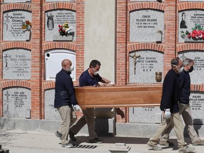 A funeral at Madrid's Almudena cemetery.