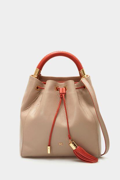 Functional with a vintage air: The bucket bag, this autumn's all