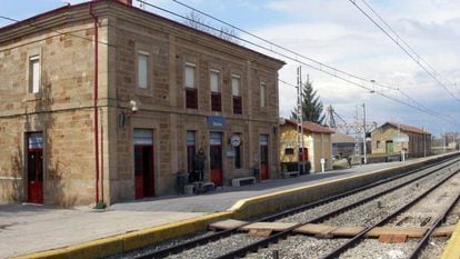 Osorno train station, where an Alvia driver walked away on Tuesday night.