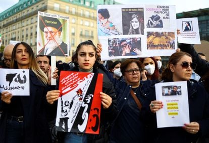In the streets of Iran, marches against the ayatollahs’ misogyny have not stopped; the protests have also spread around the world. The photograph shows a September 23 rally in Berlin.