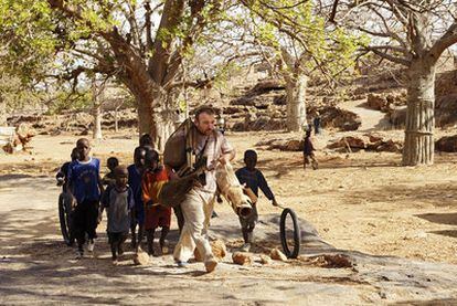 Miquel Barceló surrounded by children during the shooting of Isaki Lacuesta's documentary <i>El cuaderno de barro</i>, in Mali.