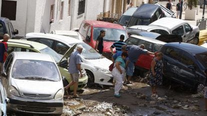 Flash floods damaged cars in Adra (Almería).