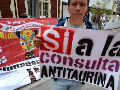 An anti-bullfighting activist holds up a sign supporting the referendum in Bogotá.